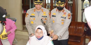 Kapolres Bengkalis AKBP Indra Wijatmiko,S.I.K sambangi kediaman salah satu guru yang stroke
