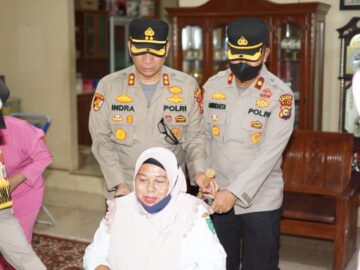Kapolres Bengkalis AKBP Indra Wijatmiko,S.I.K sambangi kediaman salah satu guru yang stroke
