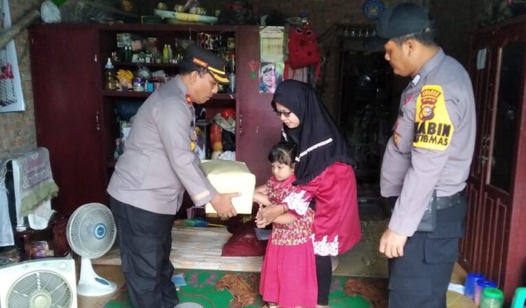 Polsek Bukit Batu Berikan Bantuan Sembako kepada Warga yang Kurang Mampu