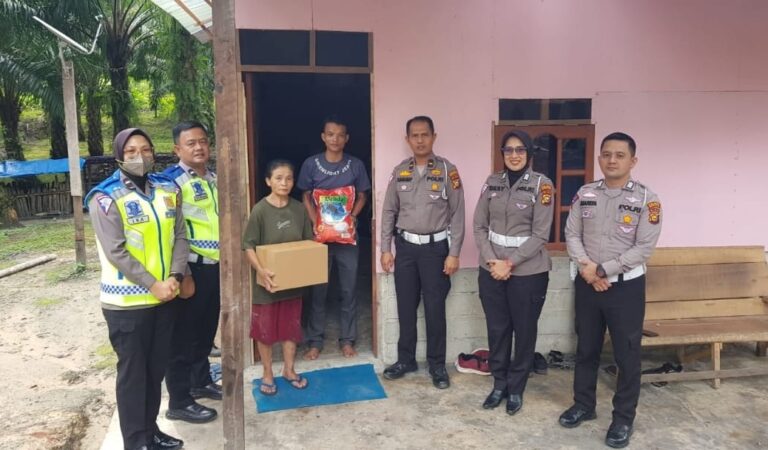 Satlantas Polres Bengkalis Berikan Sembako Kepada Warga Mandau