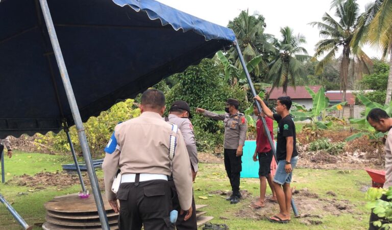 Polsek Rupat Utara Bantu Pemasangan Tenda Pesta Nikah di Desa Kadur