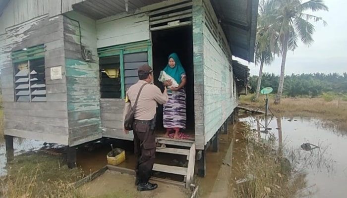 Dihantam Banjir Air Pasang, Polres Bengkalis Berikan Bantuan Kepada Warga Desa Teluk Lancar